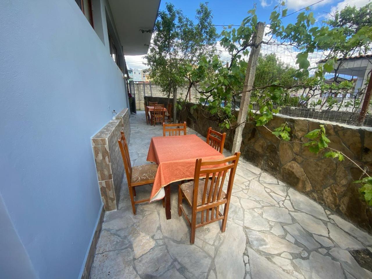 Guesthouse Seli Berat Exterior foto